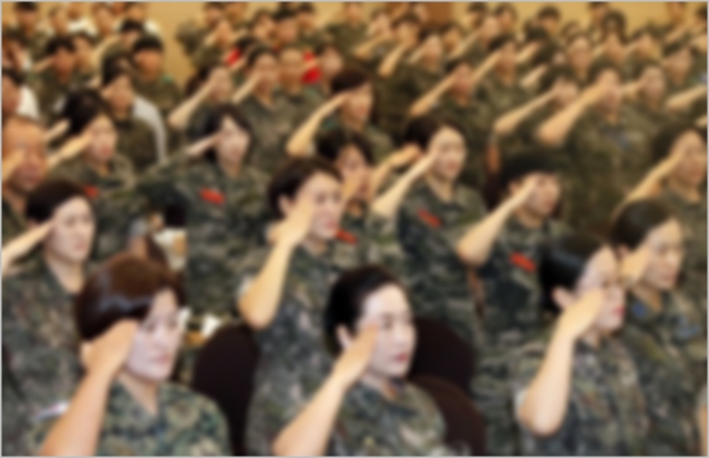 지난해 9월 서울 용산구 국방컨벤션센터에서 열린 제67주년 여군 창설 기념식에서 여군 참석자들이 국기에 대한 경례를 하고 있다. ⓒ연합뉴스