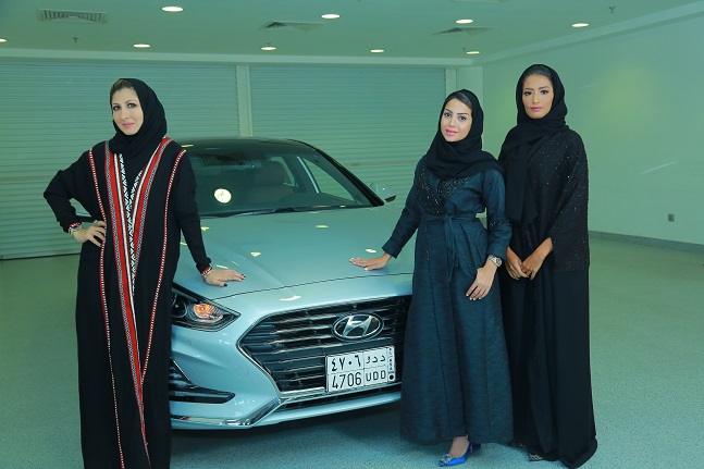 현대차 홍보대사로 선정된 (좌측부터)패션 디자이너 림 파이잘(Reem Faisal), 사업가 바이안 린자위(Bayan Linjawi), 라디오 프로그램 진행자이자 여행 블로거인 샤디아 압둘 아지즈(Shadia Abdulaziz)가 6월 18일 현대자동차 본사에서 열린 워크숍에 참여해 기념촬영을 하고 있다.
 ⓒ현대자동차