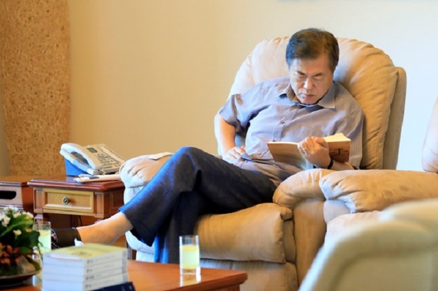 여름휴가 중인 문재인 대통령이 1일 충남 계룡대에서 책을 읽고 있다. ⓒ청와대