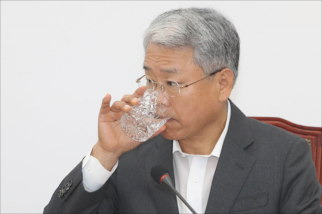 김동철 바른미래당 비대위원장이 3일 국회에서 가진 협치 내각 관련 기자간담회에서 물을 마시고 있다. ⓒ데일리안 홍금표 기자 
