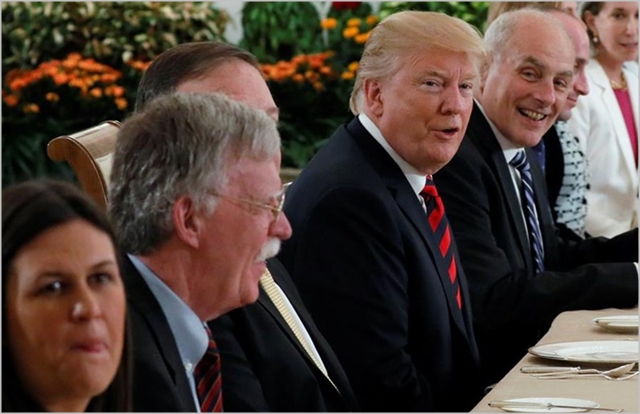 존 볼턴 국가안보보좌관(왼쪽 두 번째)과 도널드 트럼프 미국 대통령 (왼쪽 네 번째) 등 트럼프 행정부 각료들이 지난 6월 북미정상회담 만찬에 참석하고 있다. ⓒCNN