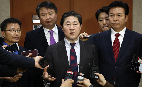자유한국당 북한 석탄 대책TF 단장을 맡은 유기준 의원(사진 가운데)은 5일 북한 석탄 밀반입 의혹에 연루된 선박이 최소 10척에 이르며, 반입 규모도 지금까지 드러난 것보다 더 많을 수 있다고 밝혔다. ⓒ데일리안 홍금표 기자