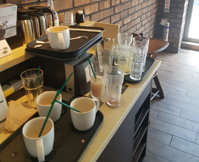 6일 서울 여의도에 위치한 한 커피전문점 매장. 머그잔이나 텀블러 대신 종이컵에 음료를 제공하고 있다.ⓒ데일리안