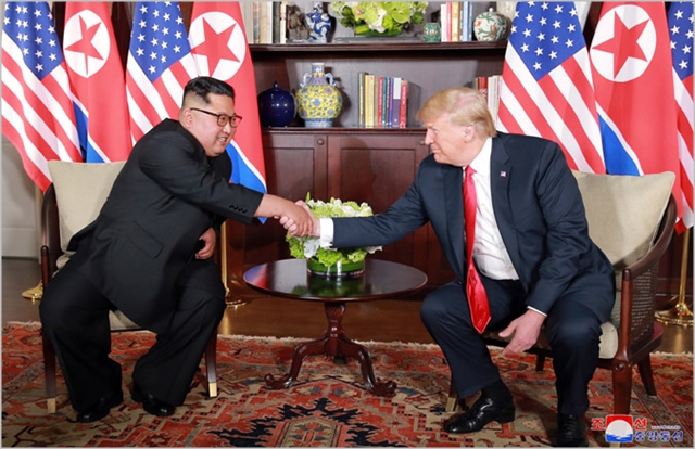 김정은 북한 국무위원장(왼쪽)과 도널드 트럼프 미국 대통령이 지난 6월 싱가포르에서 북미정상회담을 진행하고 있다. ⓒ조선중앙통신  