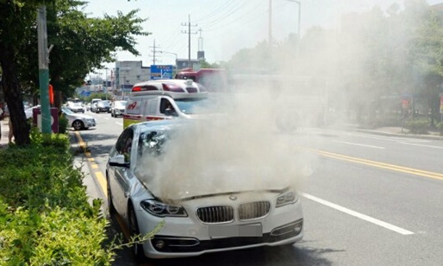 지난 4일 목포시 한 도로에서 주행 중인 2014년식 BMW 520d 승용차 엔진룸에 불이 나 연기가 치솟고 있다.ⓒ연합뉴스