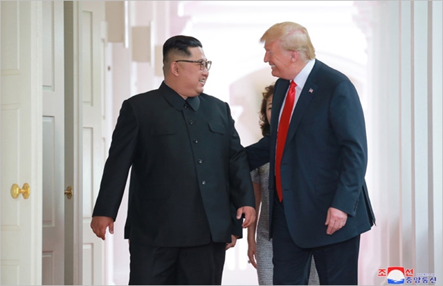 도널드 트럼프 미국 대통령(왼쪽)과 김정은 북한 국무위원장이 지난달 개최된 북미정상회담에서 회동하고 있다. ⓒ조선중앙통신