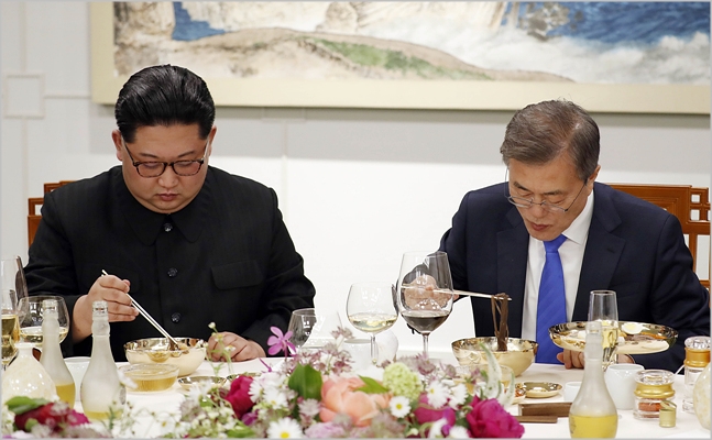 문재인 대통령(오른쪽)과 김정은 북한 국무위원장이 지난 4월 판문점에서 남북정상회담을 진행하고 있다.  ⓒ한국공동사진기자단