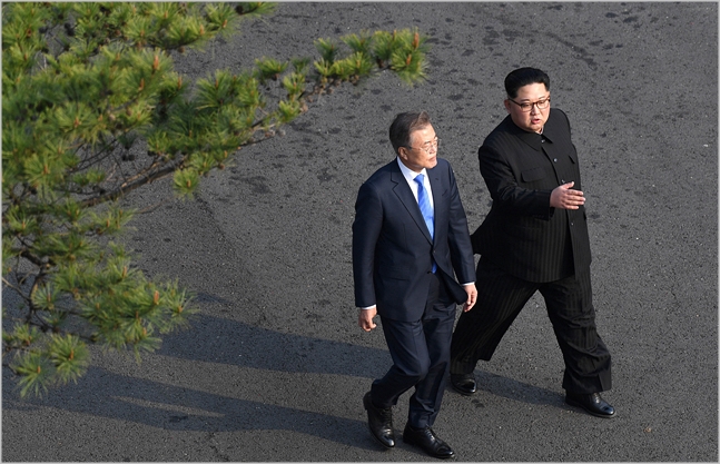 문재인 대통령(왼쪽)과 김정은 북한 국무위원장이 지난 4월 판문점에서 남북정상회담을 진행하고 있다. ⓒ한국공동사진기자단