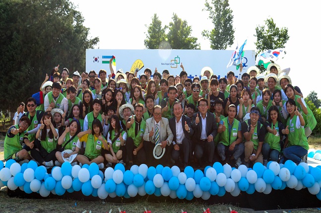 지난 9일 우즈베키스탄에서 해피무브 고려인 빌리지 개발사업 착공식과 함께 진행된 7호 기증식 및 8호 후원금 전달식에서 참석자들이 기념사진을 촬영하고 있다.ⓒ현대엔지니어링