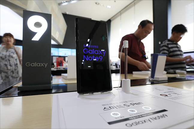 10일 서울 세종대로 광화문 KT스퀘어에서 새롭게 출시된 삼성전자 갤럭시 노트9이 전시되어 있다. ⓒ데일리안 홍금표 기자