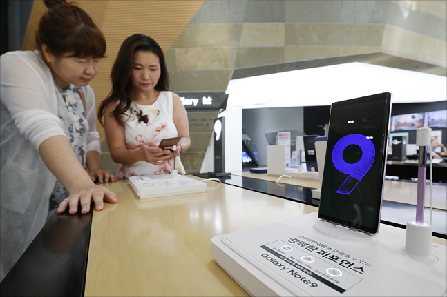10일 서울 광화문 KT스퀘어에서 새롭게 출시된 삼성전자 갤럭시 노트9이 전시되어 있다. ⓒ데일리안 홍금표 기자