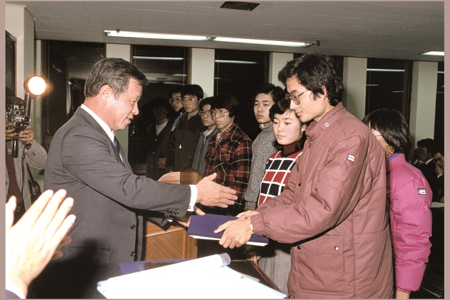 故 최종현 회장이 1986년 해외 유학을 앞둔 한국고등교육재단 장학생들에게 장학증서를 전달하고 있다. ⓒ SK