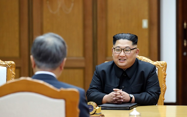 문재인 대통령과 김정은 북한 국무위원장이 5월 26일 판문점 북측 통일각에서 열린 '2차 남북정상회담'에서 대화를 나누고 있다.(자료사진)ⓒ청와대