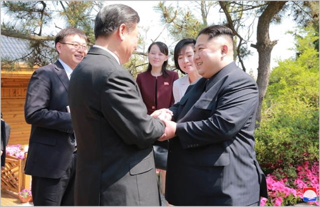 김정은 북한 국무위원장(오른쪽)과 시진핑 중국 국가주석이 지난 5월 중국 다롄에서 2차 북중 정상회담을 진행하고 있다. ⓒ조선중앙통신