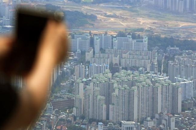 서울과 달리 지방 부동산 시장은 수요에 비해 늘어나는 주택 준공으로 공급 과잉이 계속 우려되는 상황이다. 서울의 아파트 단지 밀집지역 모습.ⓒ연합뉴스