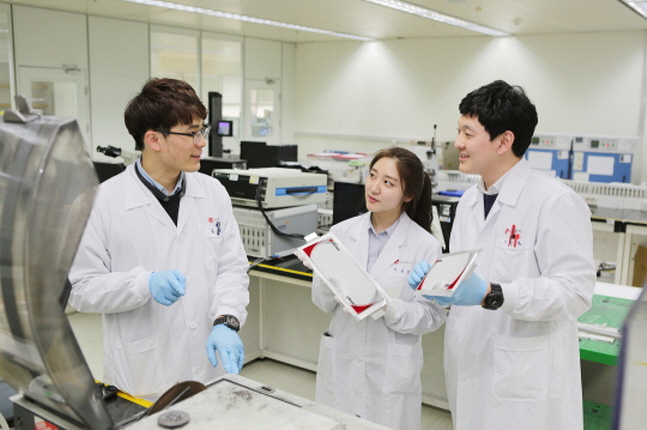 LG화학 대전 기술연구원 연구원들이 배터리 성능 및 품질에 대한 논의를 하고 있다.(자료사진)ⓒLG화학