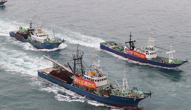 지난 4월 대형선망어선 150여척이 출어에 앞서 한일어업협정 협상을 촉구하며 부산 서구 공동어시장을 출발해 해상 시위에 나서고 있다. ⓒ연합뉴스