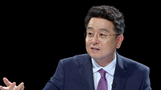 이철희 의원이 JTBC '썰전'에 출연해 '논란 속 기무사 개혁' 등을 주제로 박형준 교수와 첫 설전을 벌인다. ⓒJTBC