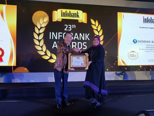 지난 14일 인도네시아 소재 로얄 암바루끄모 호텔에서 열린 '23회 Infobank Awards'에서 변상모 신한인도네시아은행 법인장(왼쪽)과 Infobank 관계자가 기념 촬영을 하고 있다.ⓒ신한은행