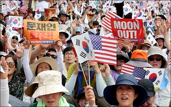 광복절인 지난 15일 오후 서울 광화문 광장에서 열린 '건국 70주년 기념식 및 국가해체세력규탄 범국민대회'에서 참석자들이 태극기와 성조기를 들고 문재인 정부를 규탄하는 구호를 외치고 있다. ⓒ데일리안 박항구 기자