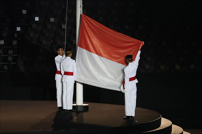 18일 인도네시아 자카르타 겔로라 붕 카르노(GBK) 주경기장에서 열린 2018 자카르타-팔렘방 아시안게임 개회식에서 인도네시아 국기가 게양되고 있다. ⓒ데일리안 홍금표 기자