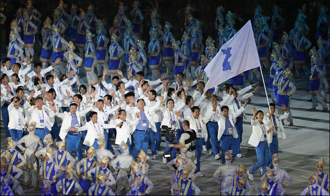18일 인도네시아 자카르타 겔로라 붕 카르노(GBK) 주경기장에서 열린 2018 자카르타-팔렘방 아시안게임 개회식에서 한반도기를 앞세운 남북 선수들이 공동입장을 하고 있다. ⓒ데일리안 홍금표 기자