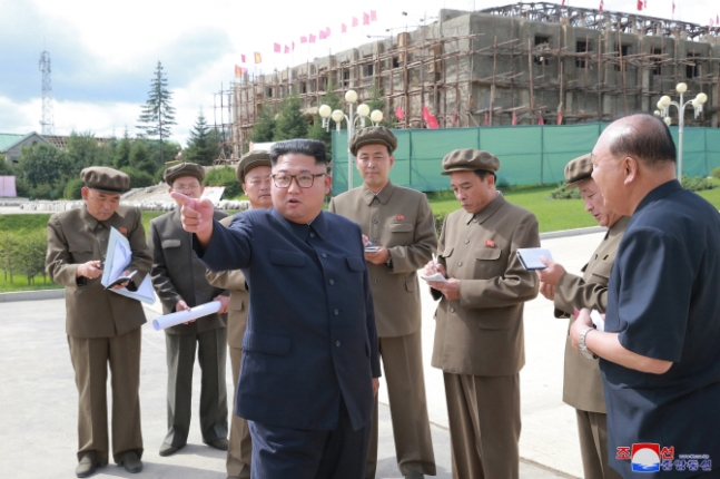 김정은 북한 국무위원장이 19일 삼지연군 건설현장을 시찰하고 있다. ⓒ조선중앙통신