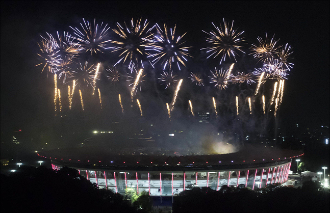 18일 인도네시아 자카르타 겔로라 붕 카르노(GBK) 주경기장에서 열린 2018 자카르타-팔렘방 아시안게임 개회식에서 불꽃이 터지고 있다. ⓒ데일리안
