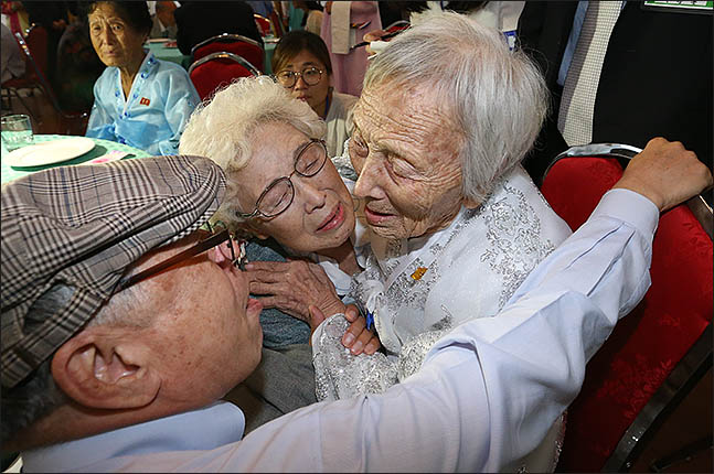 20일 금강산호텔에서 열린 제21차 남북 이산가족 단체상봉 행사에서 남측의 조혜도(86·가운데)가 북측의 언니 조순도씨(89)를 만나 포옹하며 울고 있다. ⓒ사진공동취재단