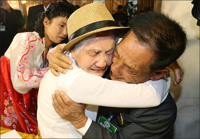 20일 금강산호텔에서 열린 제21차 남북 이산가족 단체상봉 행사에서 남측 이금섬(92) 할머니가 아들 리상철(71)을 만나 포옹을 하며 기뻐하고 있다. ⓒ사진공동취재단