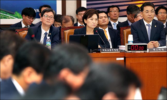 김현미 국토교통부 장관이 21일 오전 열린 국회 국토교통위원회 전체회의에 출석해 의원들의 발언을 듣고 있다. ⓒ데일리안 박항구 기자