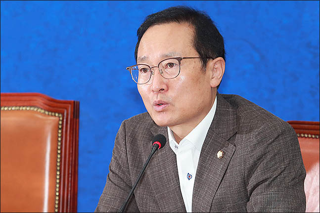 홍영표 민주당 원내대표는 지난 21일 원내대책회의에서 인터넷 은행 특례법에 대해 입장을 밝혔다. ⓒ데일리안 류영주 기자  