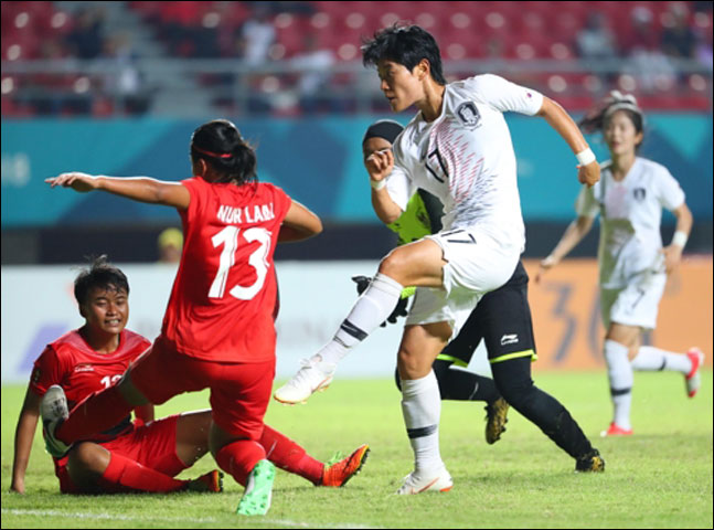 2018 자카르타-팔렘방 아시안게임 여자축구 조별리그 예선 한국과 인도네시아의 3차전에서 이현영이 전반 38분 자신의 두번째 골이자 팀의 다섯 번째 골을 성공시키고 있다. ⓒ 연합뉴스