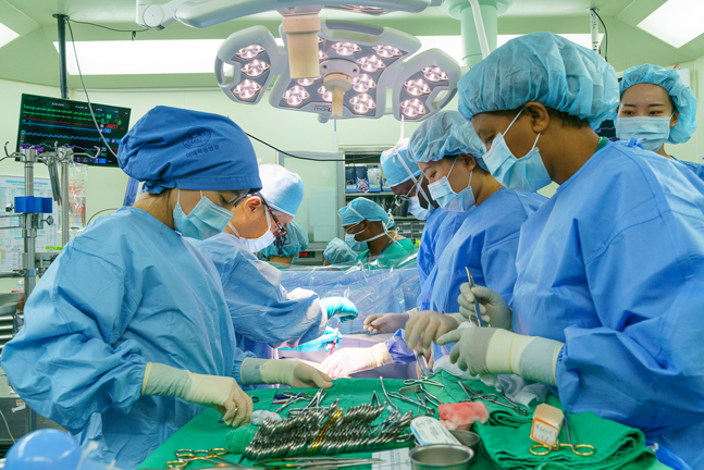 서동만 이대목동병원 흉부외과 교수(왼쪽에서 2번째)가 짐바브웨 의료진과 함께 심장 수술을 하고 있다.ⓒ이대목동병원