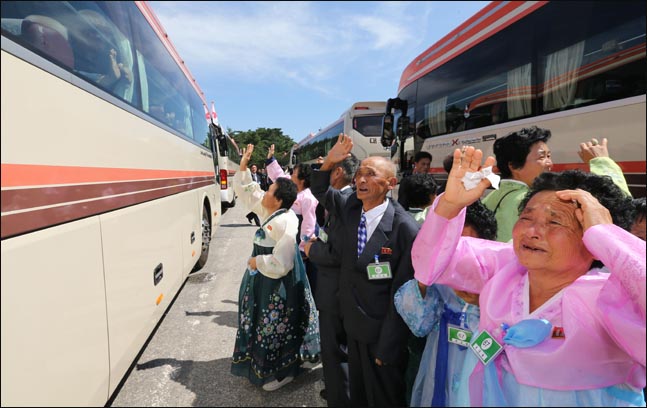 제21차 이산가족 상봉행사 1회차 마지막 날인 22일 오후, 금강산호텔에서 작별상봉이 끝난 뒤 북측 리신영(71)씨 가족이 남측 이춘자(90)씨 가족을 배웅하고 있다.ⓒ사진공동취재단