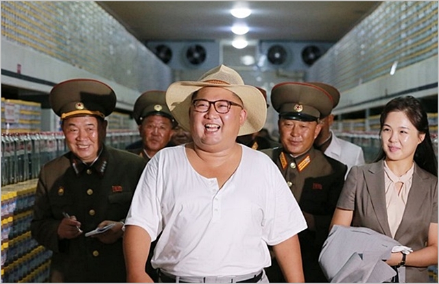 김정은 북한 국무위원장이 이달 초 흰색 티셔츠에 밀짚모자의 소탈한 차림으로 금산포 젓갈가공 공장을 시찰하고 있다. ⓒ조선중앙통신