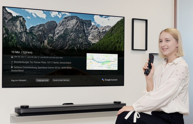 LG전자 한 모델이 'LG 올레드 TV AI 씽큐'에 탑재된 구글 어시스턴트를 이용해 독일 지도 정보를 검색하고 있다.ⓒLG전자