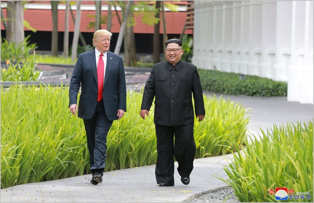 도널드 트럼프 미국 대통령(왼쪽)과 김정은 북한 국무위원장이 지난 6월 회동하고 있다. ⓒ조선중앙통신