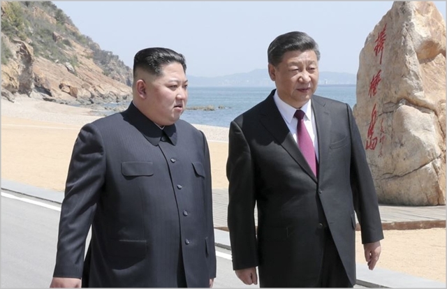 김정은 북한 국무위원장(왼쪽)과 시진핑 중국 국가주석이 지난 5월 중국 다롄에서 2차 북중 정상회담을 진행하고 있다. ⓒ조선중앙통신