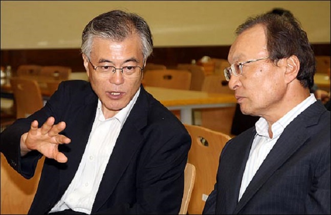 2011년 8월 17일 이해찬 전 총리와 문재인 노무현 재단 이사장이 국회 도서관 강당에서 열린 혁신과 통합 제안자 모임에 참석해 대화를 나누고 있다.