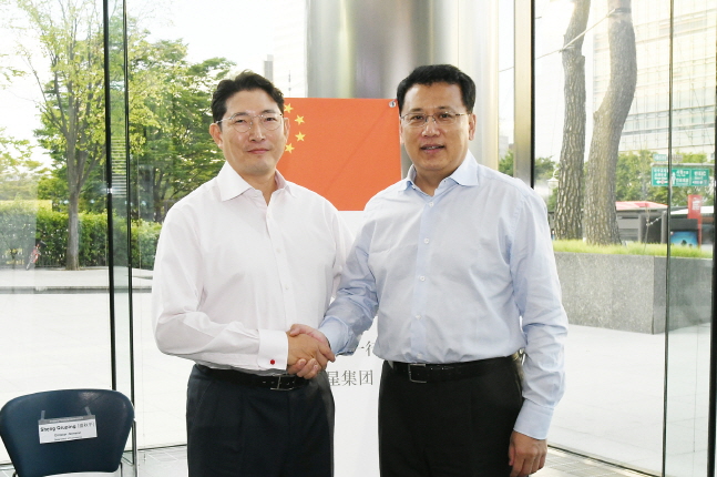 조현준 효성 회장(왼쪽)이 지난 25일 서울 반포 사옥에서 위안자쥔 중국 저장성 성장을 만나 사업협력 방안을 논의한 뒤 악수하고 있다.ⓒ효성