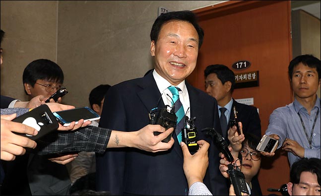 손학규 바른미래당 중앙선대위원장이 지난 5월 25일 오전 국회 정론관에서 서울 송파을에 출마하지 않겠다고 밝힌 뒤 기자들의 질문에 답변하고 있다. (자료사진) ⓒ데일리안 박항구 기자