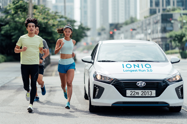 현대자동차는 참가자가 달리면서 환경을 위한 사회공헌을 할 수 있는 온·오프라인 연계 러닝(Running) 캠페인 '아이오닉 롱기스트 런 3.0(IONIQ LONGEST RUN 3.0)'을 시작한다고 밝혔다.ⓒ현대자동차
