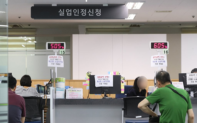 서울의 한 고용·복지센터 실업인정신청 창구에 중년 구직자들이 실업급여를 신청하고 있다. ⓒ연합뉴스