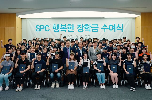 SPC그룹은 28일 서울 신대방동 SPC 미래창조원에서 ‘제14회 SPC 행복한 장학금’ 수여식을 열고 아르바이트 대학생 100명에게 총 1억 7000여만원의 장학금을 전달했다.ⓒSPC그룹