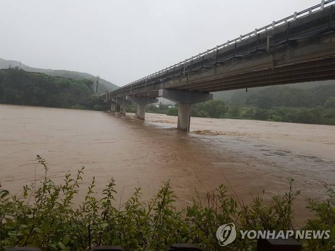 게릴라성 폭우가 경기북부까지 이어지고 있는 가운데 한강홍수통제소가 파주, 연천 일대에 홍수주의보를 발령했다.ⓒ 연합뉴스(연천소방서 제공) 