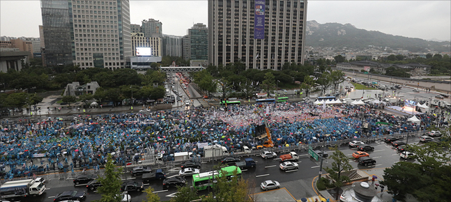 소상공인 총궐기 국민대회에 참여한 소상공인·자영업자 2만여 명이 29일 오후 우비를 입은 채 서울 광화문광장을 가득 메우고 있다. ⓒ데일리안 홍금표 기자