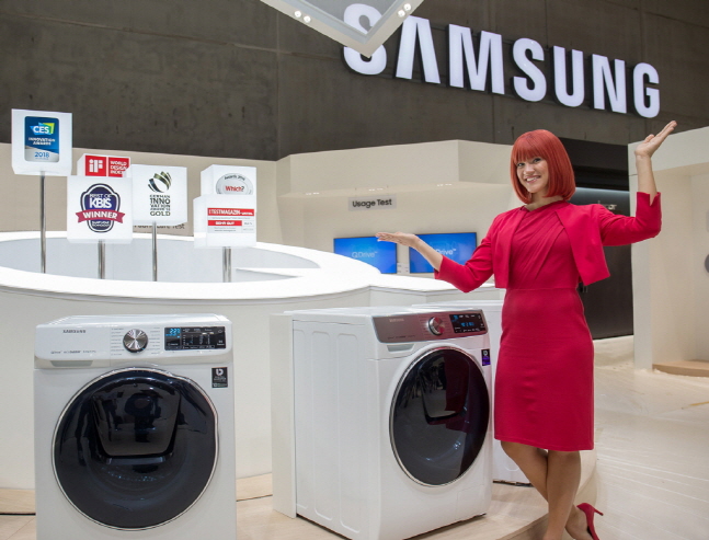 IFA 2018 공식 모델이 드럼 세탁기에 전자동 세탁 방식을 접목해 세탁 시간을 절반 가까이 줄인 삼성전자 '퀵드라이브'를 소개하고 있다.ⓒ샴성전자