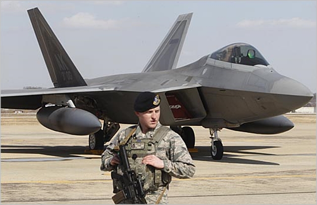 2016년 2월 F-22 랩터 스텔스 전투기가 경기도 평택시 오산공군기지에 착륙해 있다. ⓒ인터넷사진공동취재단