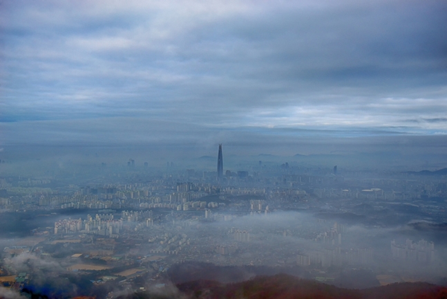 서울 부동산 시장이 정부의 추가 규제에도 아랑곳 하지 않는 모습이다. 사진은 날씨가 흐린 서울 전경.(자료사진) ⓒ게티이미지뱅크